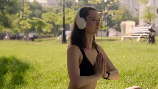 Ung Kvinna Utövar Yoga Trädgården Friska Livsstil Och Avkoppling Koncept — Stockvideo