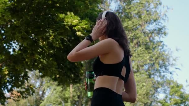 Jovencita Feliz Haciendo Yoga Parque Escuchando Música Con Auriculares Sentada — Vídeos de Stock