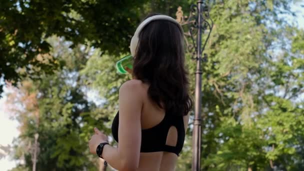 Junges Glückliches Mädchen Macht Yoga Park Hört Musik Mit Kopfhörern — Stockvideo