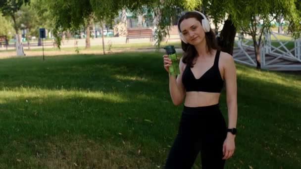 Giovane Ragazza Felice Che Yoga Nel Parco Ascolta Musica Con — Video Stock