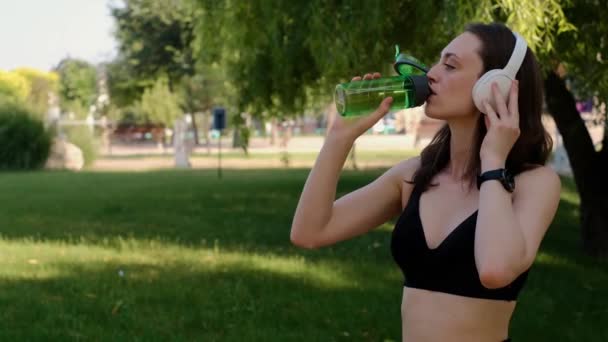 Jovencita Feliz Haciendo Yoga Parque Escuchando Música Con Auriculares Sentada — Vídeos de Stock