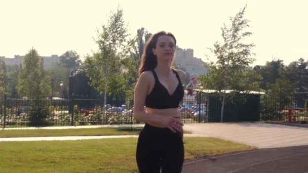 Fitness Kadın Koşucusu Egzersiz Koşu Kardiyo Koşu Şafakta Formda Bir — Stok video