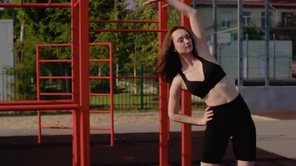 Een Meisje Sportkleding Doet Een Workout Strekt Zich Uit Ochtend — Stockvideo