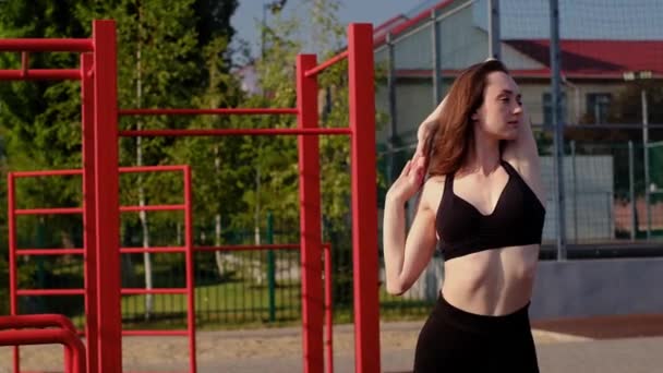Een Meisje Sportkleding Doet Een Workout Strekt Zich Uit Ochtend — Stockvideo