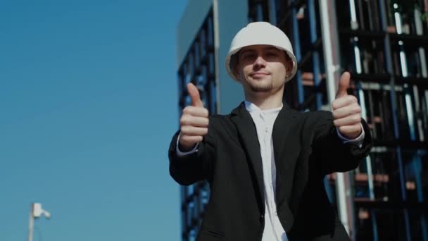 Man Ingenieur Werknemer Een Helm Vest Met Een Witte Veiligheidshelm — Stockvideo