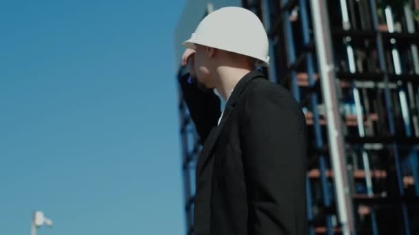 헬멧에 엔지니어 건축가 포먼은 건물의 건설을보고 미래의 가정의 슬로우 — 비디오