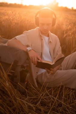 Buğday tarlasında İncil tutan adam