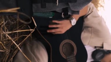 Dışarıda gitar çalan adam, dinlenme tesisinde gezen gezgin, yürüyüş yapan, akustik gitar çalan adam.