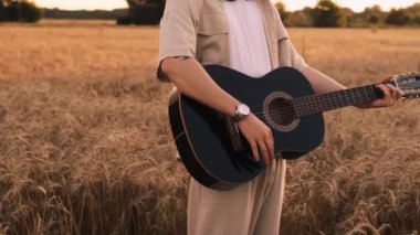 Dışarıda gitar çalan adam, dinlenme tesisinde gezen gezgin, yürüyüş yapan, akustik gitar çalan adam.