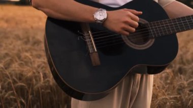 Dışarıda gitar çalan adam, dinlenme tesisinde gezen gezgin, yürüyüş yapan, akustik gitar çalan adam.