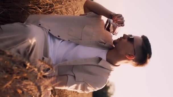 Портрет Фермера Ковбоя Пьют Виски Открытом Воздухе Американский Ковбой Красивый — стоковое видео