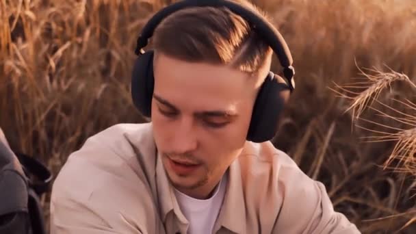 Teenager Mit Kopfhörern Musik Hörend Gras Liegend Glücklicher Sommer — Stockvideo
