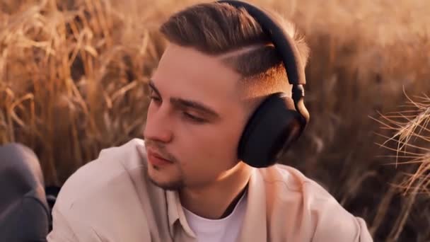 Jonge Man Koptelefoon Genieten Van Het Luisteren Naar Muziek Buiten — Stockvideo