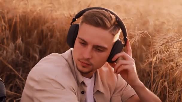 Підліток Навушниках Слухає Музику Лежить Траві Щасливе Літо — стокове відео