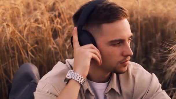 Teenager Mit Kopfhörern Musik Hörend Gras Liegend Glücklicher Sommer — Stockvideo
