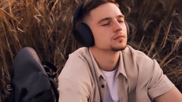 Mladý Muž Sluchátkách Užívá Poslechu Hudby Venku Městském Parku Nebo — Stock video