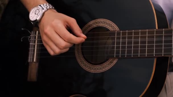 Homme Jouant Guitare Extérieur Voyageur Repos Randonnée Guitare Acoustique — Video