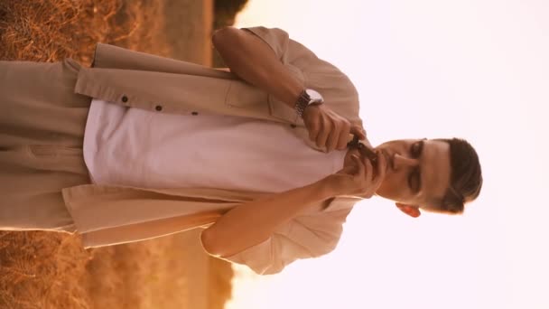 Pohledný Muž Kouření Sigarette Přírodě Backgound Při Západu Slunce — Stock video