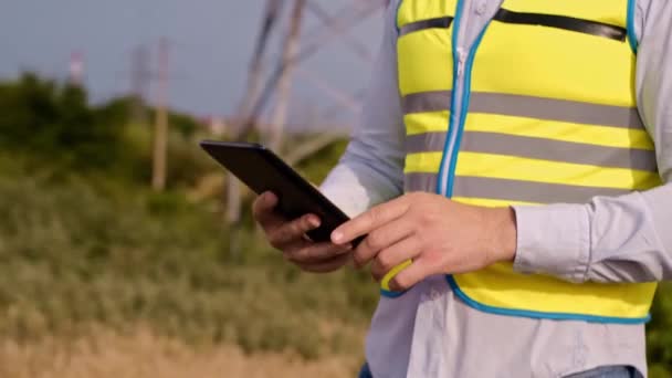 Kontrolingeniør Med Tablet Elledninger Pyloner Diskutere Udvidelsesplan Energitransport Til Landsbyer – Stock-video