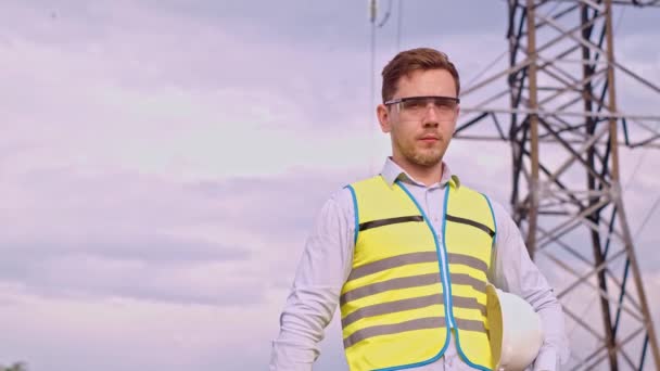 Ein Konstrukteur Inspiziert Einen Hochspannungsmast Ein Ingenieur Harter Mütze Wartet — Stockvideo