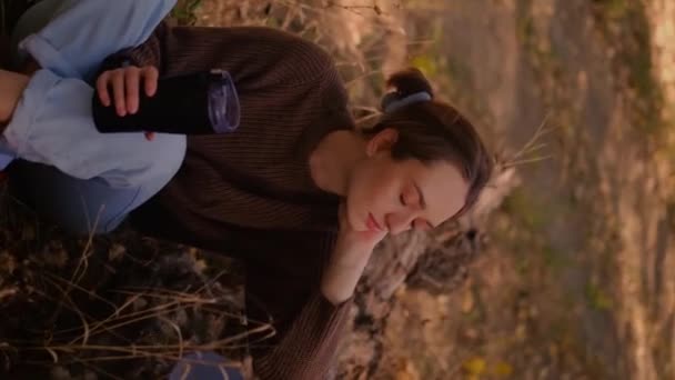 Chica Exploradora Sentada Bebiendo Caliente Del Termo Bosque — Vídeos de Stock