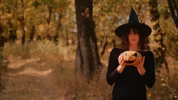 Čarodějnice Strašidelnou Dýňovou Lucernou Pózuje Pozadí Lesa Halloween Dýně Děsivým — Stock video