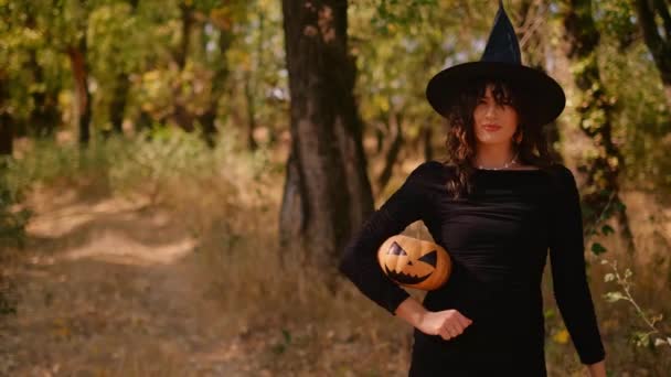 Fată Vrăjitoare Felinar Dovleac Înfricoșător Află Fundalul Pădurii Dovleac Halloween — Videoclip de stoc