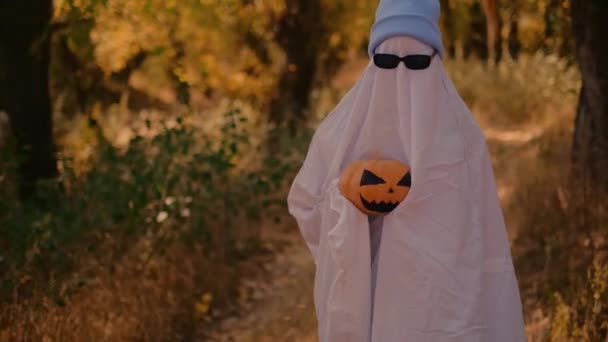Buen Pequeño Fantasma Fiesta Halloween Niño Sábanas Con Hendiduras Similar — Vídeos de Stock