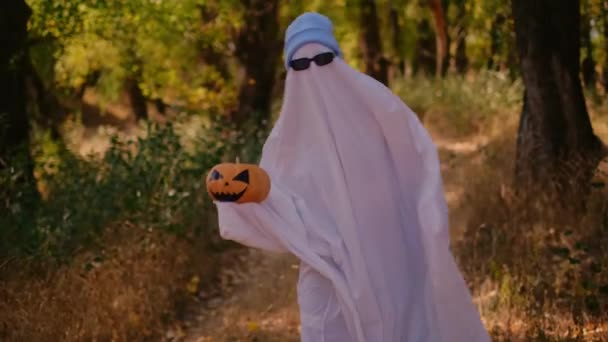 Kis Szellem Halloween Buli Egy Gyerek Lepedőben Hasítékokkal Hasonló Egy — Stock videók