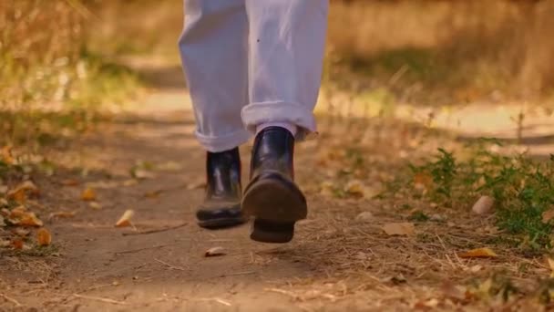 10代の観光客が公園の森を歩く 旅行のコンセプト 森の公園での旅行と歩く人の足のクローズアップ 10代の少女ウォーキングコンセプト ハイキングゴムブーツウォーク — ストック動画