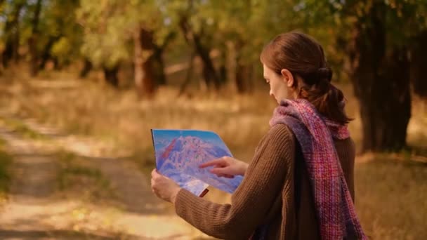 Una Donna Nella Foresta Con Una Mappa Una Ragazza Che — Video Stock