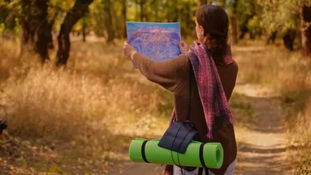 Una Mujer Bosque Con Mapa Una Chica Bebiendo Bosque Mapa — Vídeos de Stock