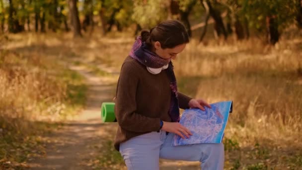 Egy Erdőben Térképpel Egy Lány Teát Iszik Erdőben Egy Topográfiai — Stock videók