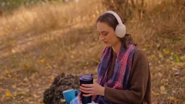 Kobieta Słuchawkach Słucha Muzyki Parku Lubi Muzykę Lesie Młoda Kaukaska — Wideo stockowe