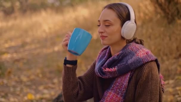 Kobieta Plecakiem Pije Herbatę Kubka Ubrana Brązowy Sweter Trzyma Mapę — Wideo stockowe