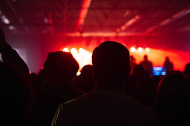 Rock konseri, müzik festivali, yeni yıl kutlaması, gece kulübü partisi, dans pisti, disko kulübü, birçok insan ellerini kaldırıp alkışlıyor, mutluluk ve gece hayatı kavramı.