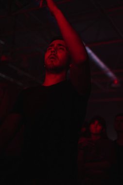 Rock konseri, mutlu insanların siluetleri ellerini kaldırıyor, rock konseri, müzik festivali, yeni yıl kutlaması, gece kulübü partisi, dans pisti, disko kulübü