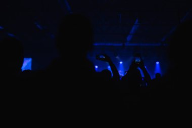 Rock konseri, müzik festivali, yeni yıl kutlaması, gece kulübü partisi, dans pisti, disko kulübü, birçok insan ellerini kaldırıp alkışlıyor, mutluluk ve gece hayatı kavramı.