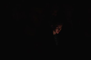 Kızın yüzü karanlıkta, kadın uyumaz ve gece strese girer. Akıllı telefon kullanır ve yatak odasında izler. Orada ne aydınlık ne de karanlık vardır..