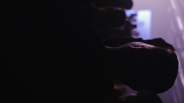 Bir gece kulübünde dans eden kalabalık diskolar. Uluslararası tekno DJ. Gençlik kültürü müzik ve gösterilerle bir gece kulübünde parti veriyor. İnsanlar için kulüp eğlencesi. Neşeli aktif erkek DJ dans ediyor
