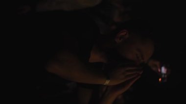 Bir gece kulübünde dans eden kalabalık diskolar. Uluslararası tekno DJ. Gençlik kültürü müzik ve gösterilerle bir gece kulübünde parti veriyor. İnsanlar için kulüp eğlencesi. Neşeli aktif erkek DJ dans ediyor