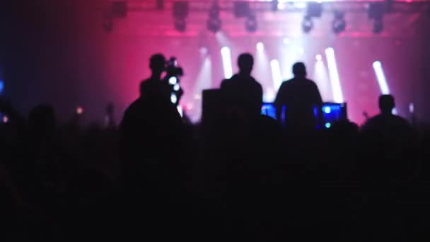 在露天音乐节上 人们在智能手机上跳 拍照或录制现场音乐会视频的轮廓 明亮多彩的舞台照明 — 图库视频影像