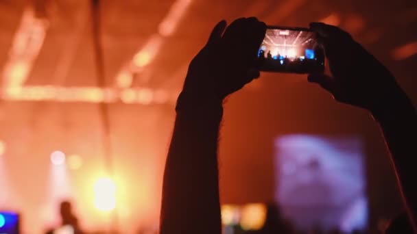 Mãos Homem Gravar Histórias Vídeo Usando Telefone Móvel Uma Multidão — Vídeo de Stock