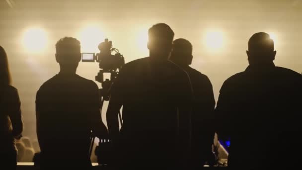 在电视音乐会的遥控装置上工作 音乐会的电视录像 一个摇滚音乐会 一个摄影师在拍摄 一个摄影机在一个露天音乐会上录音 — 图库视频影像