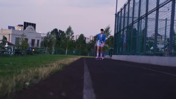 Vacker Kvinna Rullskridskor Parken Sportig Livsstil — Stockvideo