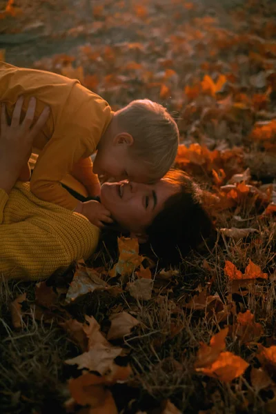 Anne ve çocuk sonbahar parkında oynuyorlar, mutlu aile, anne ve bebek parkta.