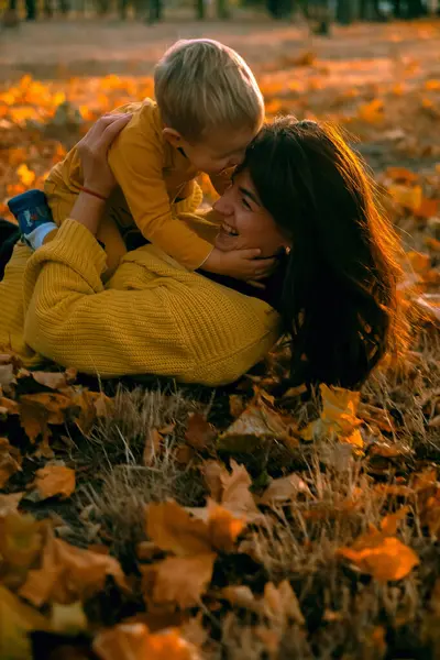 Anne ve çocuk sonbahar parkında oynuyorlar, mutlu aile, anne ve bebek parkta.