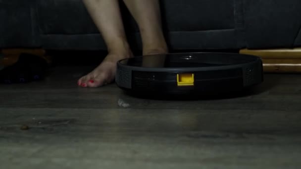 Robot Stofzuiger Die Vloer Stofzuigt Slaapkamer Slim Huis Met Geautomatiseerde — Stockvideo
