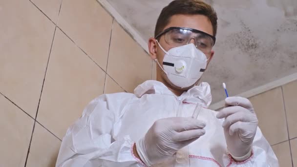 Czyszczenie Pleśni Spleśniała Łazienka Mężczyzna Profesjonalnym Kombinezonie Ochronnym Rozpylający Chemikalia — Wideo stockowe