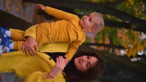 Matka Syn Sdílejí Radostné Chvíle Obklopené Zlatými Odstíny Parku Ideální — Stock video